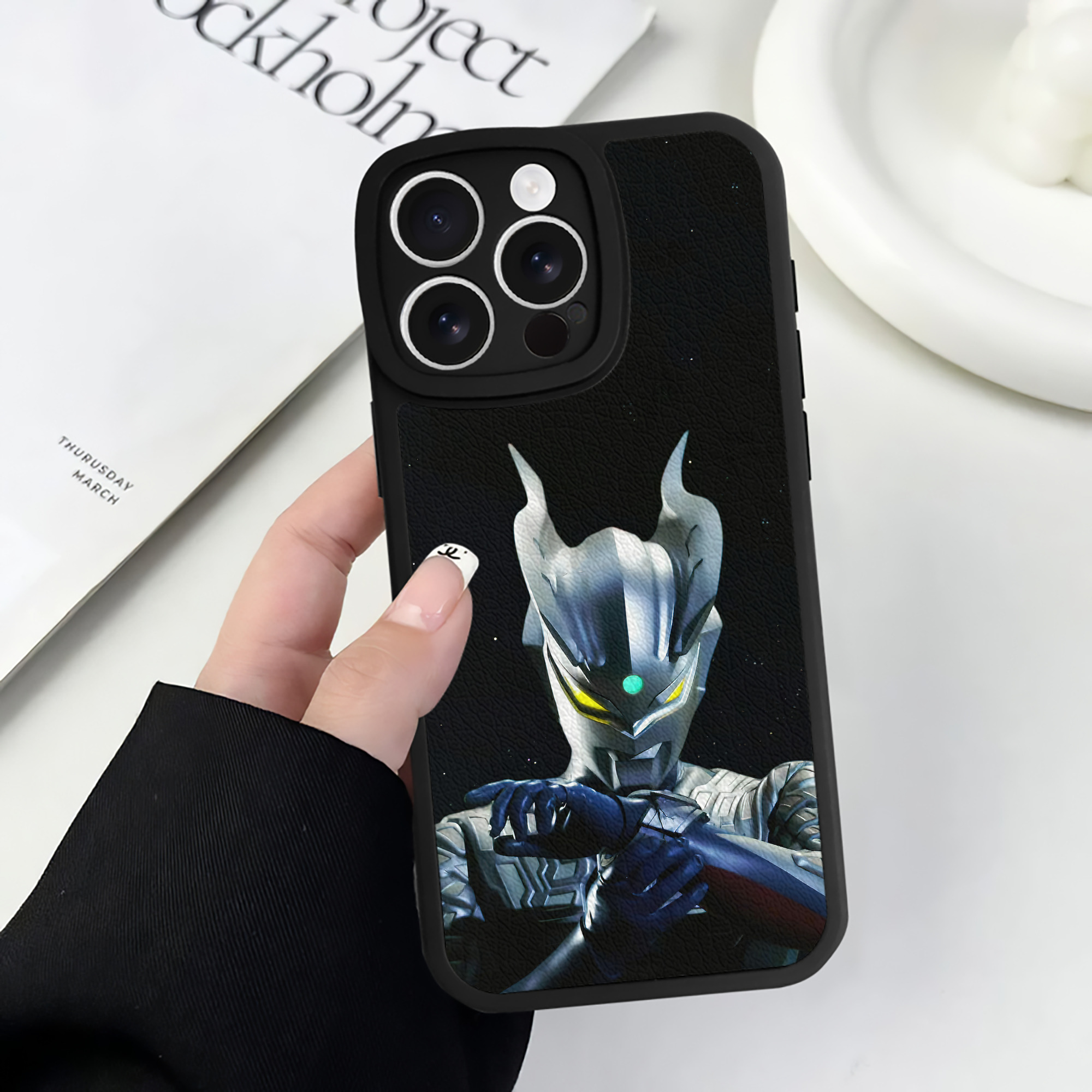 （画像用） ウルトラマン Ultraman 【iPhone 16シリーズ対応】シリコンスマホケース（レザー調） 材質：シリコン
